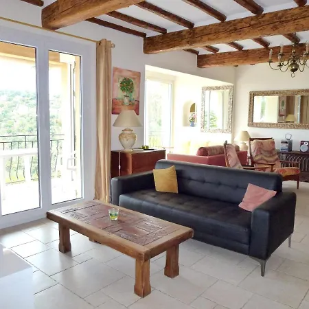 Villa Luxueuse: Seaside Retreat With Private Pool