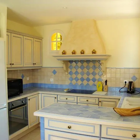 Villa Luxueuse: Seaside Retreat With Private Pool *