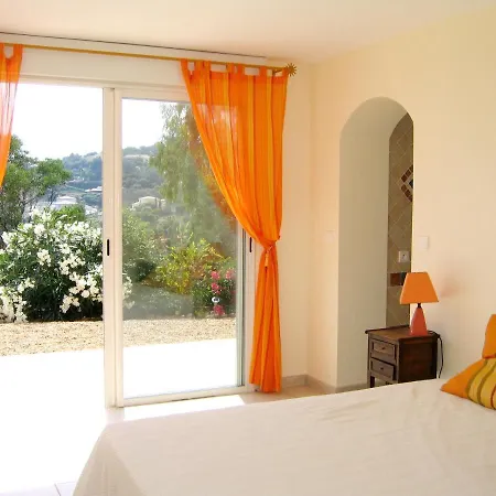 Villa Luxueuse: Seaside Retreat With Private Pool
