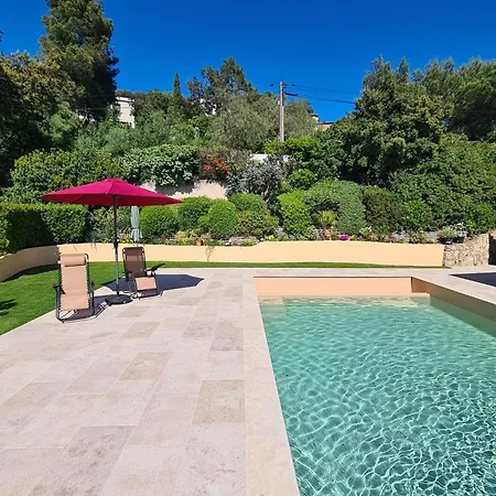 Villa Luxueuse: Seaside Retreat With Private Pool *