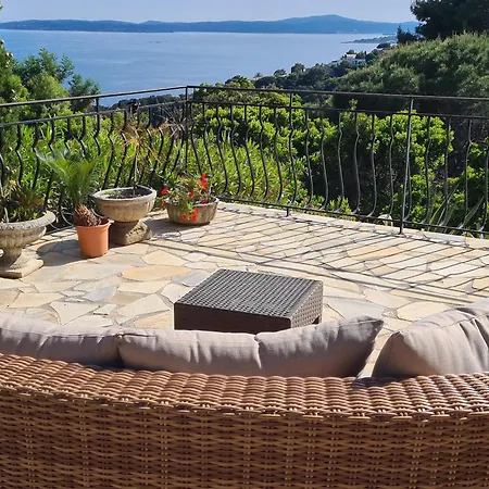Villa Luxueuse: Seaside Retreat With Private Pool *